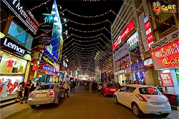 Visit Commercial Street Bangalore with taxi services for shopping stylish clothes and crafts.