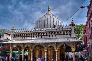 Visit Hazrat Hatharsha Dargah and book taxi services for a smooth and hassle-free trip in Trichy.