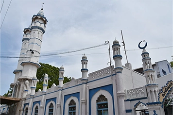 Comfortable and safe taxi rides to Kazimar Big Mosque in Madurai for a hassle-free journey.