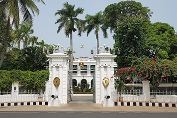 Visit Raj Niwas, residence of the Lieutenant Governor, with taxi or travel services.