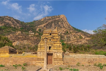 Book top-rated taxi services in Salem for a stress-free journey to explore Salem Fort