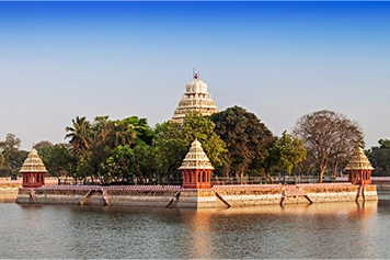 Explore Vandiyur Mariamman Teppakulam with the best cab service in Madurai for a smooth journey.