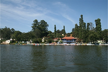 Visit Yercaud Lake by booking online taxi services to enjoy boating & photography surrounded by hills.