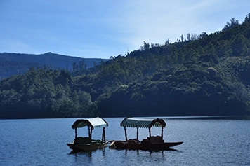 Best Taxi to Visit Kundala Lake Munnar for Boating & Views Hire a reliable cab to Kundala Lake Munnar for serene boat rides, mountain views, and calm nature.