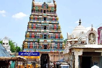 Traveler books a local taxi online to visit Kanjanur Sukran Temple with comfort and flexibility